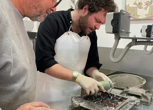 Setting the coloured sections of a mould by hand